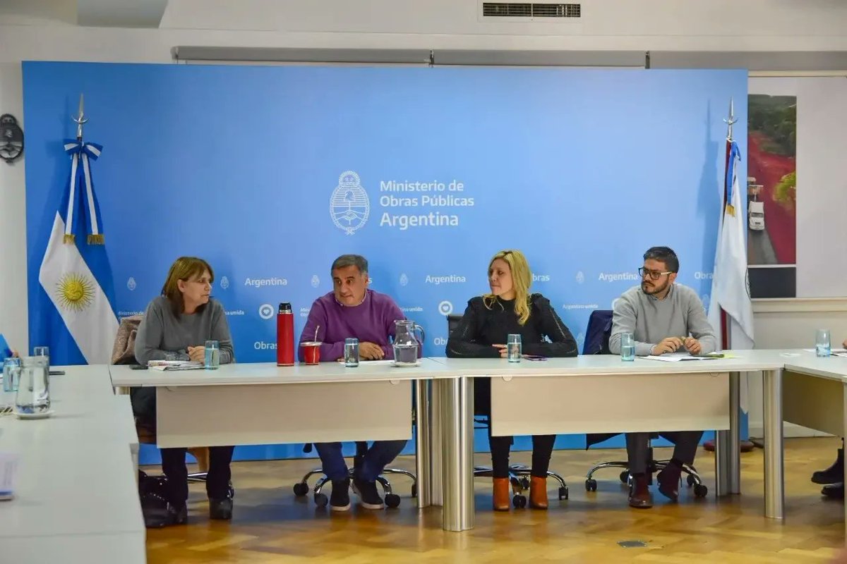 marilinsacnun's tweet photo. Reunión en @ObrasPublicasAR junto a Intendentes y Presidentes Comunales del Sur Santafesino. Con @EdgardoDepetri y sus equipos estuvimos evaluando las obras públicas en manera coordinada con @GobSantaFe
@gkatopodis @omarperotti @MaraEvavalenti1 https://t.co/JP3ivcf6DW