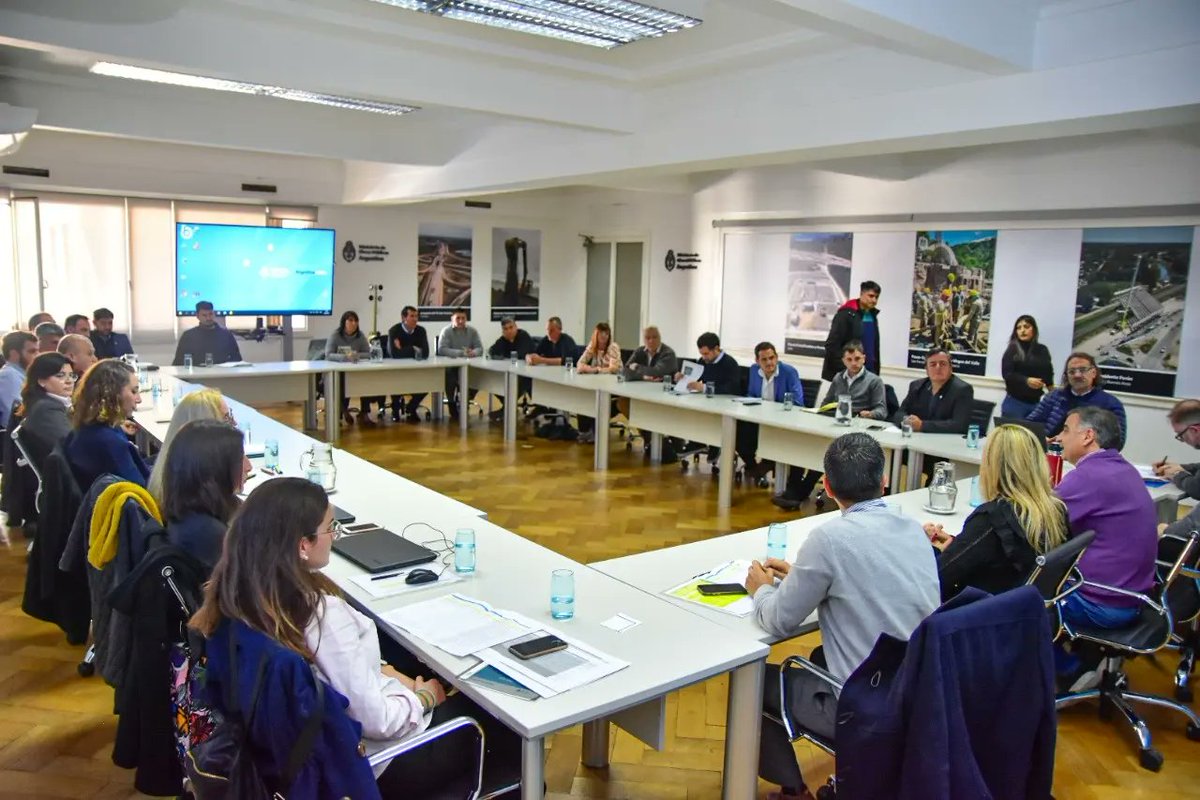 María de los Angeles Sacnun (@sacnun) on Twitter photo Reunión en <a href="/ObrasPublicasAR/">Ministerio de Obras Públicas</a> junto a Intendentes y Presidentes Comunales del Sur Santafesino. Con <a href="/EdgardoDepetri/">Edgardo Depetri</a> y sus equipos estuvimos evaluando las obras públicas en manera coordinada con <a href="/GobSantaFe/">Gobierno de Santa Fe</a>
<a href="/gkatopodis/">Gabriel Katopodis</a> <a href="/omarperotti/">Omar Perotti</a> <a href="/MaraEvavalenti1/">María Eva valenti</a> Reunión en <a href="/ObrasPublicasAR/">Ministerio de Obras Públicas</a> junto a Intendentes y Presidentes Comunales del Sur Santafesino. Con <a href="/EdgardoDepetri/">Edgardo Depetri</a> y sus equipos estuvimos evaluando las obras públicas en manera coordinada con <a href="/GobSantaFe/">Gobierno de Santa Fe</a>
<a href="/gkatopodis/">Gabriel Katopodis</a> <a href="/omarperotti/">Omar Perotti</a> <a href="/MaraEvavalenti1/">María Eva valenti</a>