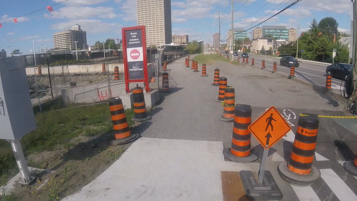 OCT_Fan's tweet photo. Heads up #ottbike #ottped #ottroll there’s a sudden drop and gravel path just before @OC_Transpo Tunneys Pasture. Cc @KitchissippiOtt https://t.co/cLNcqTGxtD