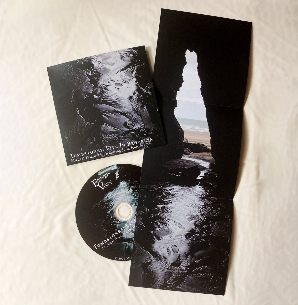 Out today! "Tombstones: Live in Brooklyn" by <a href="/M_PisaroLiu/">Michael Pisaro-Liu</a>  and featuring <a href="/JULIA_HOLTER/">julia holter</a>  on voice. Preview and buy today via
editionsverde.bandcamp.com/.../ev013-tomb…... -- also streaming on all major platforms. #tombstoneslive