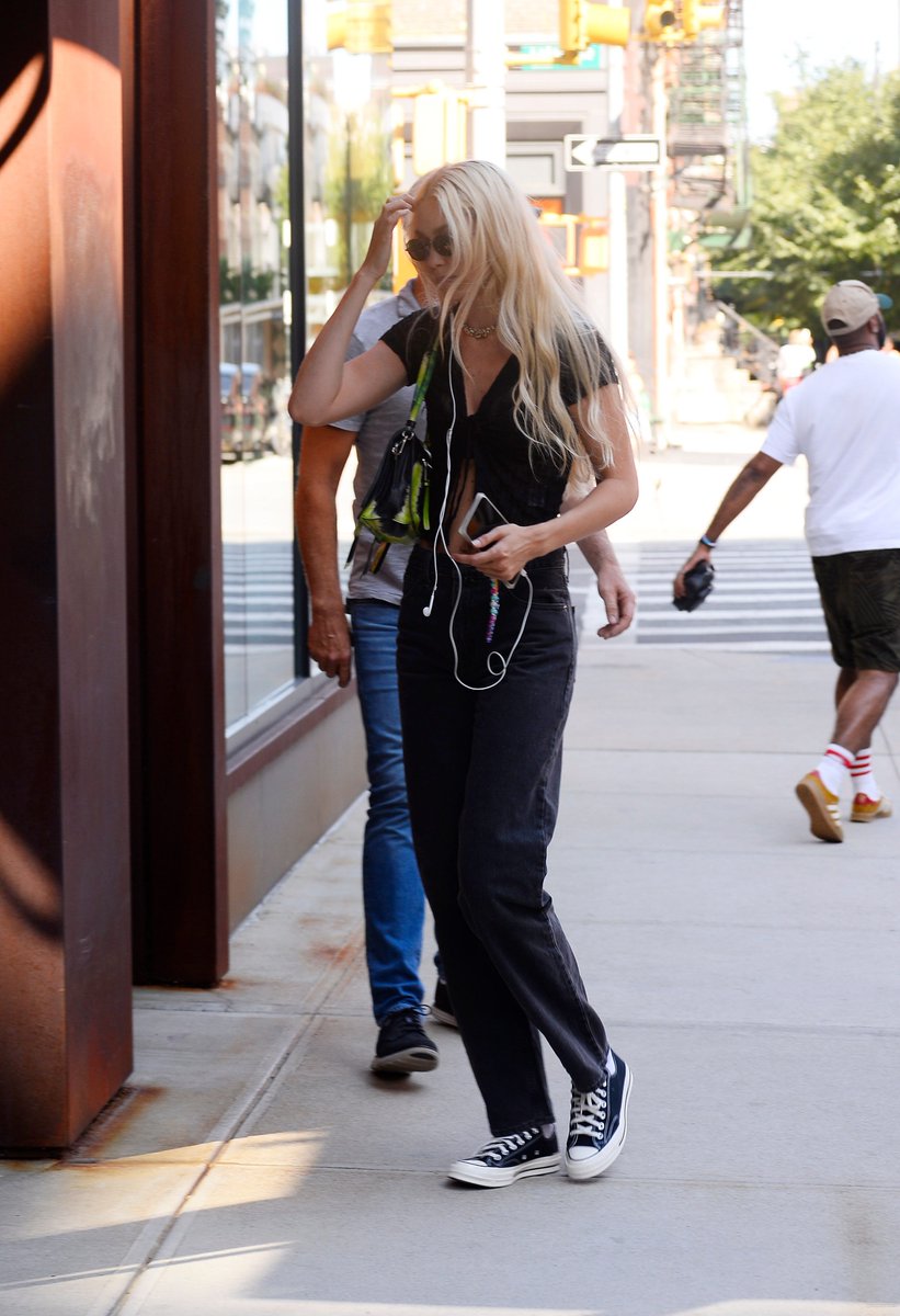gigihadidphoto's tweet photo. Gigi Hadid voltando ao seu apartamento em Nova York hoje, 5 de agosto.
Mais fotos: https://t.co/NqRZseexaP https://t.co/qIxglwP0Cn