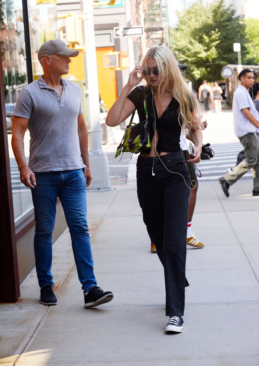 gigihadidphoto's tweet photo. Gigi Hadid voltando ao seu apartamento em Nova York hoje, 5 de agosto.
Mais fotos: https://t.co/NqRZseexaP https://t.co/qIxglwP0Cn