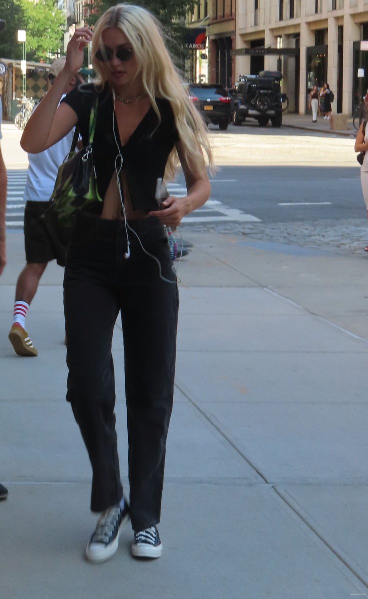 gigihadidphoto's tweet photo. Gigi Hadid voltando ao seu apartamento em Nova York hoje, 5 de agosto.
Mais fotos: https://t.co/NqRZseexaP https://t.co/qIxglwP0Cn