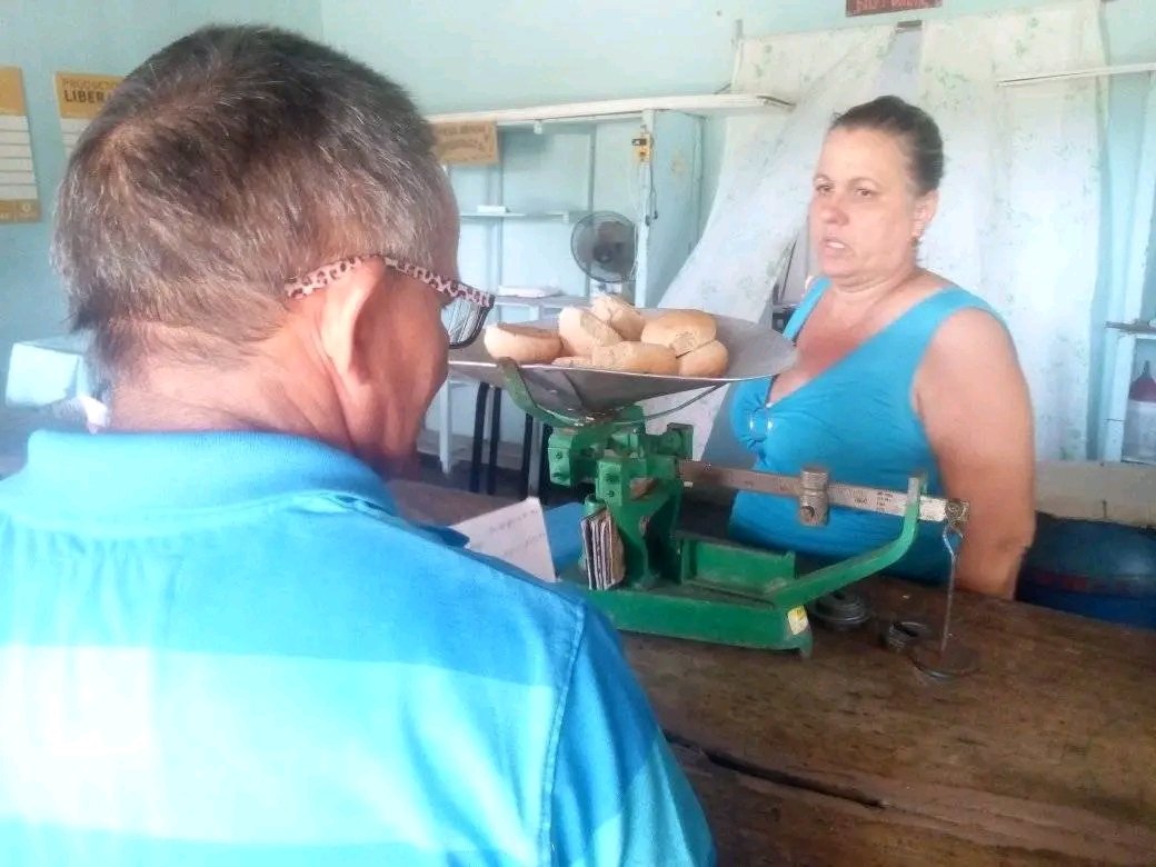 El Presidente de la Asamblea del Poder Popular en #LosPalacios visitó unidades del comercio para  chequear distribución de la canasta básica, evaluar cumplimiento de la Resolución 99, comprobar la calidad del pan y atender planteamientos de la población. 
#ComercioCuba
