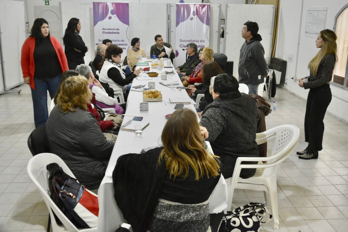 GiovanettL's tweet photo. 👉Como cada primer viernes del mes, nos reunimos con las y los referentes de los #AdultosMayores de la #CiudadDeNeuquen para planificar acciones de manera articulada.
#ParticipacionActiva
#AdultosMayores
#MunicipalidadDeNeuquen💙 https://t.co/m9RTEHUHKu