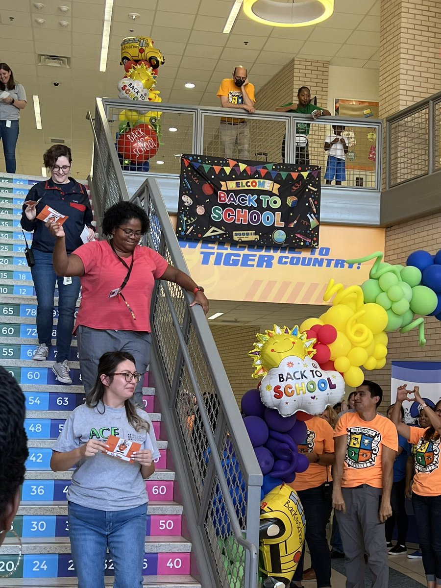 Cristin47444819's tweet photo. It was a “Tiger”riffic week! 🐅💙💛 #week2 ✅ #ACEsummit #houserevealday #allthetime100% #weareACEchampions #intersessionschool #equityandexcellence @ACEDallasISD @GWTruett https://t.co/lS2X1ubgf7