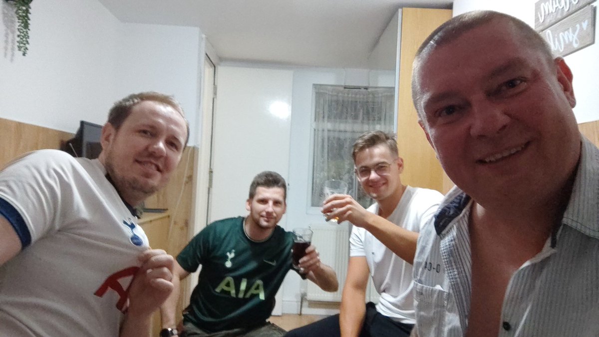 Trzaskal's tweet photo. Przygotowania przed #TOTSOU #PolandSpurs #Spursmania #COYS https://t.co/u7xDTqxH7W