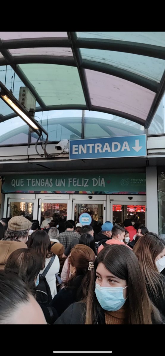 dmv_31e's tweet photo. Que caga está quedando en el costanera center que cerraron las puertas??? https://t.co/rAKfvoGsUg