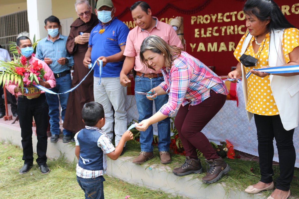 yadialvarezl's tweet photo. #Xiomara cumpliendole a Honduras.
Inauguración de Proyecto Eléctrico en Cofradía Yamaranguila, Intibucá.
91 familias beneficiadas, Inversión L. 3.2 millones #fosode #ENEE https://t.co/My0F1psvYf