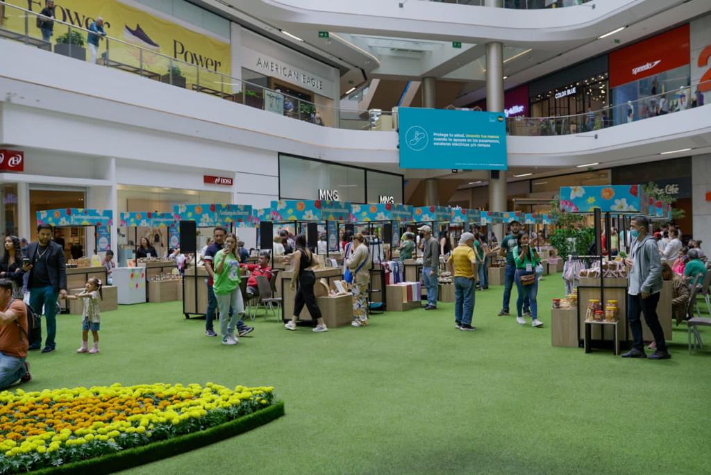 DesarrolloEcoAn's tweet photo. Visita la #PlacitaAntójateDeAntioquia en las sedes del @VIVA_CC. Déjate sorprender por los productos y servicios de 100 empresas antioqueñas. 👩‍💼💚#CompraLocal, adquiere calidad y contribuye a la reactivación económica del Departamento. 💰📈
#VivaLaureles #VivaEnvigado #VivaLaCeja https://t.co/OKUmXLIoyU