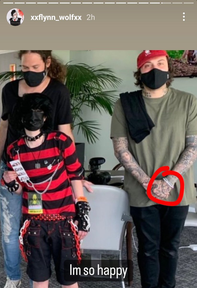mcr_lore's tweet photo. a fan gave ray and frank “trans rights” bracelets when they met and both wore them at the show ❤️ https://t.co/tqGAh1y64Q