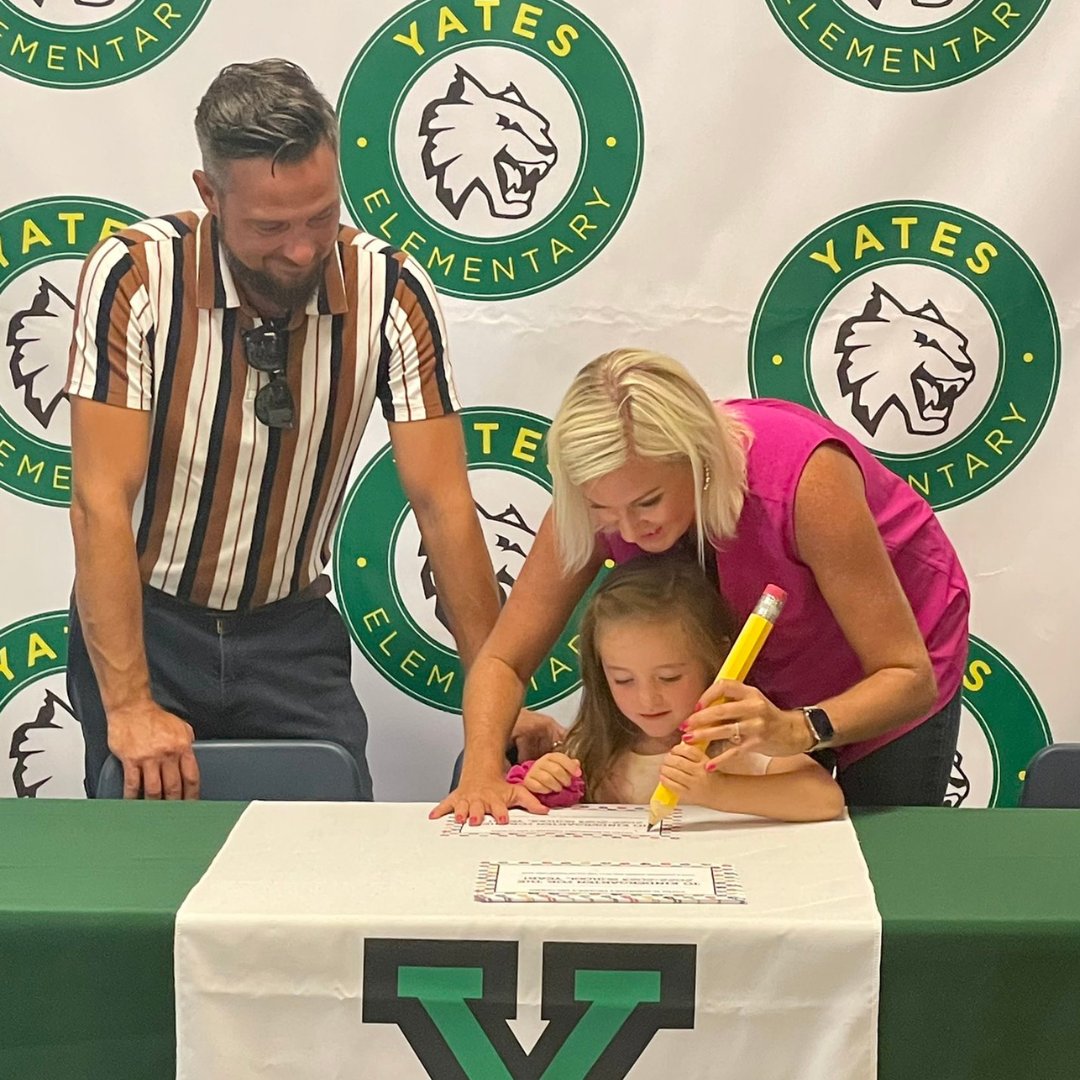 FCPSKY's tweet photo. ✏️ Yates Elementary welcomed incoming students with a Kindergarten Signing Day- complete with the biggest pencils we've ever seen! Congratulations to these young learners and their families! We're excited to cheer them on as they take their next step! #FCPSKY #TeamYates https://t.co/V9KabPKtE3