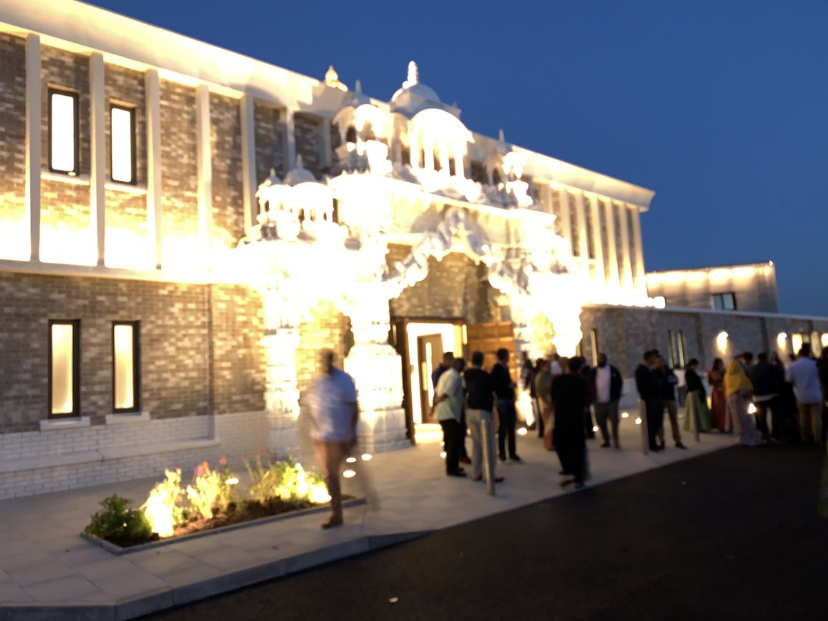 muzahidukhan's tweet photo. Spectacular architectural achievement. You could feel the welcome, warmth, the spirituality &amp; peace at the new shree swaminarayan mandir in Oldham. Congratulations to the Indian community, specially our friends for making this a landmark in the North #oldham #peace @SFITogether https://t.co/i81jYv7c3J