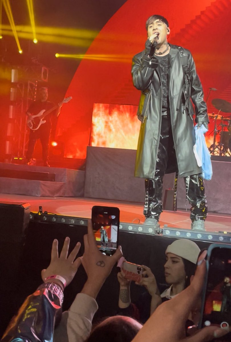 lucharamelo's tweet photo. @chukillah Ella vino al show de uruguay con el https://t.co/Gg7miEReMu