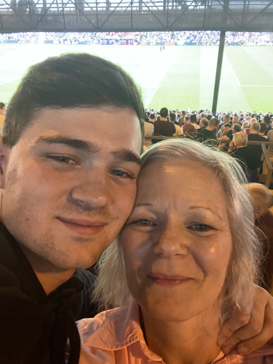 Staples152S's tweet photo. A happy mum and son. #PalaceArsenal https://t.co/Bx9NTsrvl9