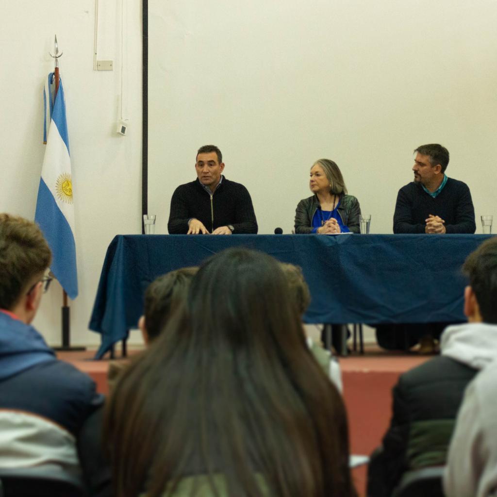 patriciohogan's tweet photo. Asimismo, los estudiantes viajarán a la sede del #CENCAPOR para una jornada teórico/práctica Participaron de la firma, el Intendente Municipal, Sebastián Ianantuony; la jefa distrital de educación, Ana María Moll y los directores de las instituciones agrarias. https://t.co/xKSf7wywUS