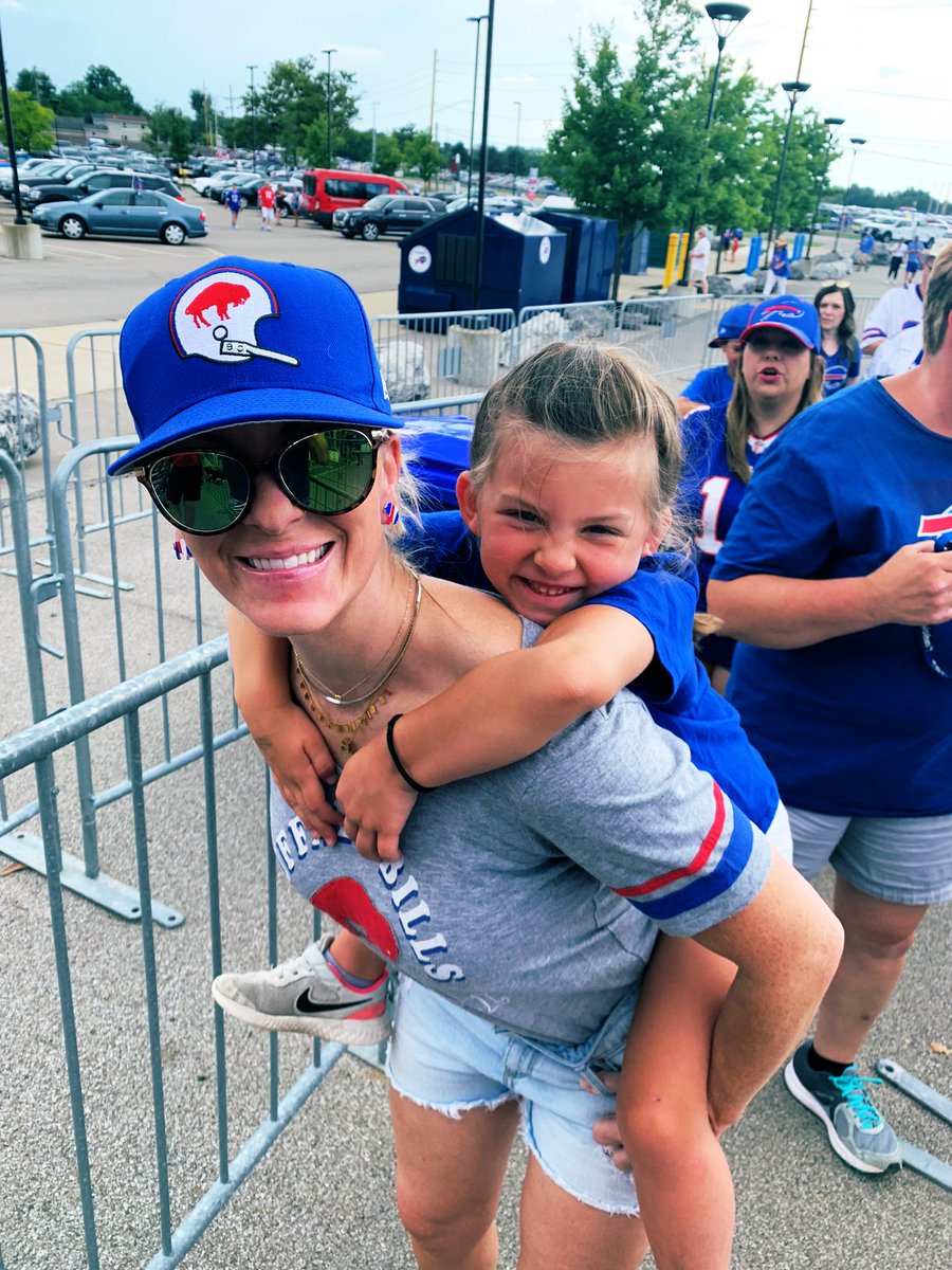 Ali2e's tweet photo. First time, long time. Dropping in to say hi &amp; also raising ‘em right 🏈🦬 😉 #BillsMafia https://t.co/xTuEQvvrEC