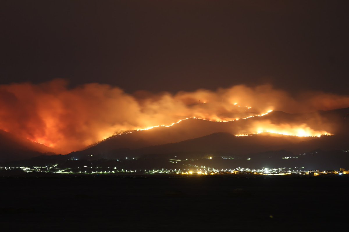 AlbertoSxenick's tweet photo. Un enorme frente de fuego avanza a lo largo de la comarca del #Barbanza
Desde Vilanova de Arosa así lo estamos viendo, es una animalada y con el viento que hace pinta muy feo. https://t.co/Ld4DtXhUCf