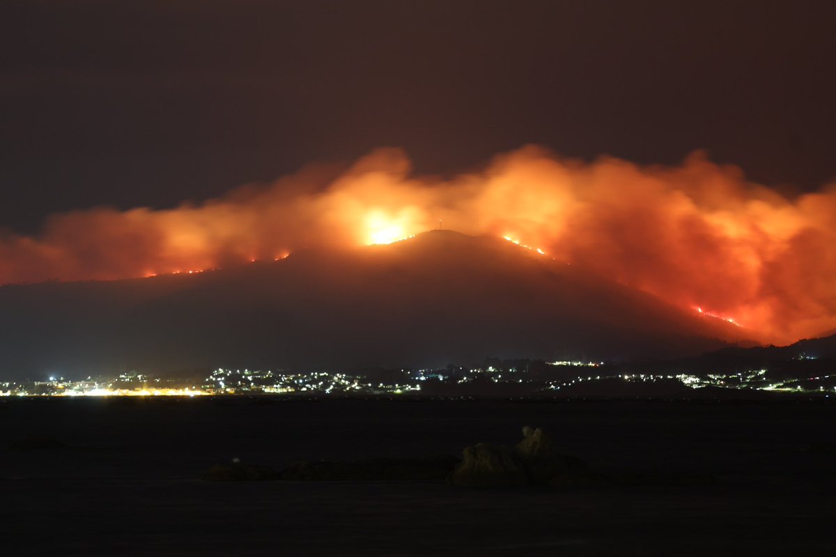 Un enorme frente de fuego avanza a lo largo de la comarca del #Barbanza
Desde Vilanova de Arosa así lo estamos viendo, es una animalada y con el viento que hace pinta muy feo.