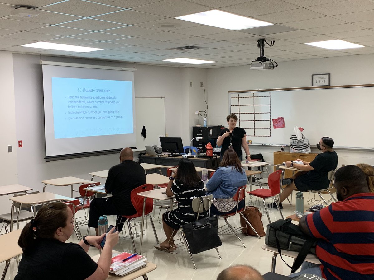 ReaganTeaches's tweet photo. Loved the opportunity to serve my campus by delivering PD about our campus goal of clarity and authentic, meaningful feedback. #ahsbulldogs #allin #fbisdlearns #allkids https://t.co/fVwhD2Qt2J