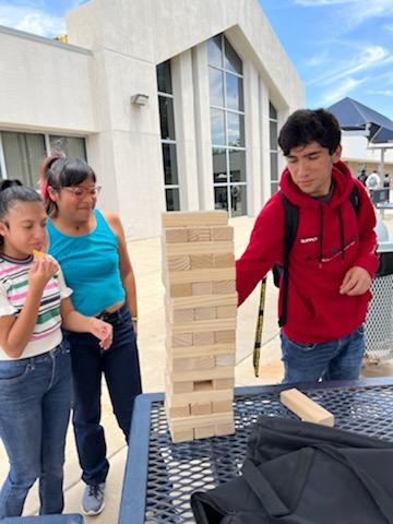 counsel_view's tweet photo. Students enjoying games at the Lobo Park during lunch. #SELFridayFUNDAY #LobosWillBeHeard #WeAreClintISD https://t.co/jevJRa6HYR
