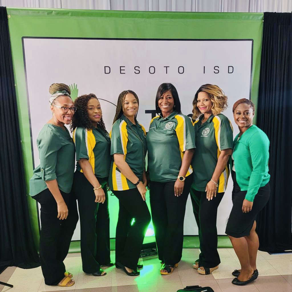 LaToBrown's tweet photo. My week at a glance! Convocation and PD! #desotoengage #PassportToExcellence
#TimeToFlyDeSoto https://t.co/sBLfWSXiR6