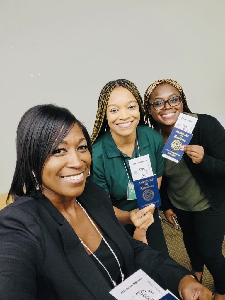LaToBrown's tweet photo. My week at a glance! Convocation and PD! #desotoengage #PassportToExcellence
#TimeToFlyDeSoto https://t.co/sBLfWSXiR6