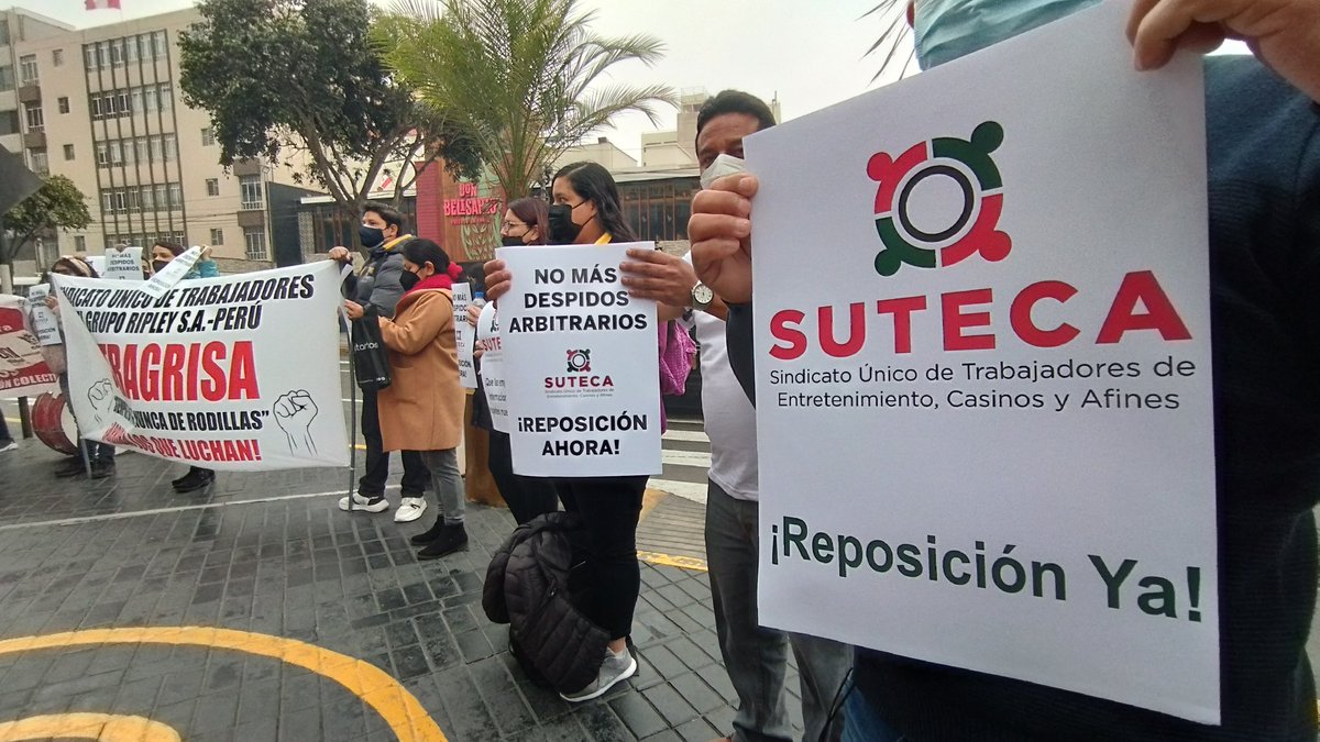 InfoSindicatos's tweet photo. Trabajadores despedidos de transnacional 🇨🇱 #DREAMS y sindicatos aliados protestan en la sede del casino FIESTA exigiendo la reposición de los 22 afiliados al #SUTECA despedidos por formar el #SUTECA. @SunafilPeru @MTPE_Peru @GuyRyder @ONUPeru @uniamericas @sigridbazan @cgt_peru https://t.co/AKyhTNE5qQ