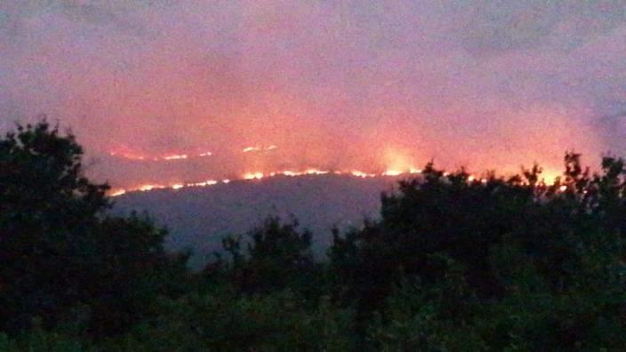 OrgulloGalegoGz's tweet photo. 🔥ESTÁN QUEIMANDO GALIZA

👉Estades a enviarnos moitas fotos. Galiza está en chamas...arde Pontevedra, A Lama, Ponte Caldelas, Boiro, Caldas, Ames...😭

#LumesNuncaMáis https://t.co/jPtTODPO1o