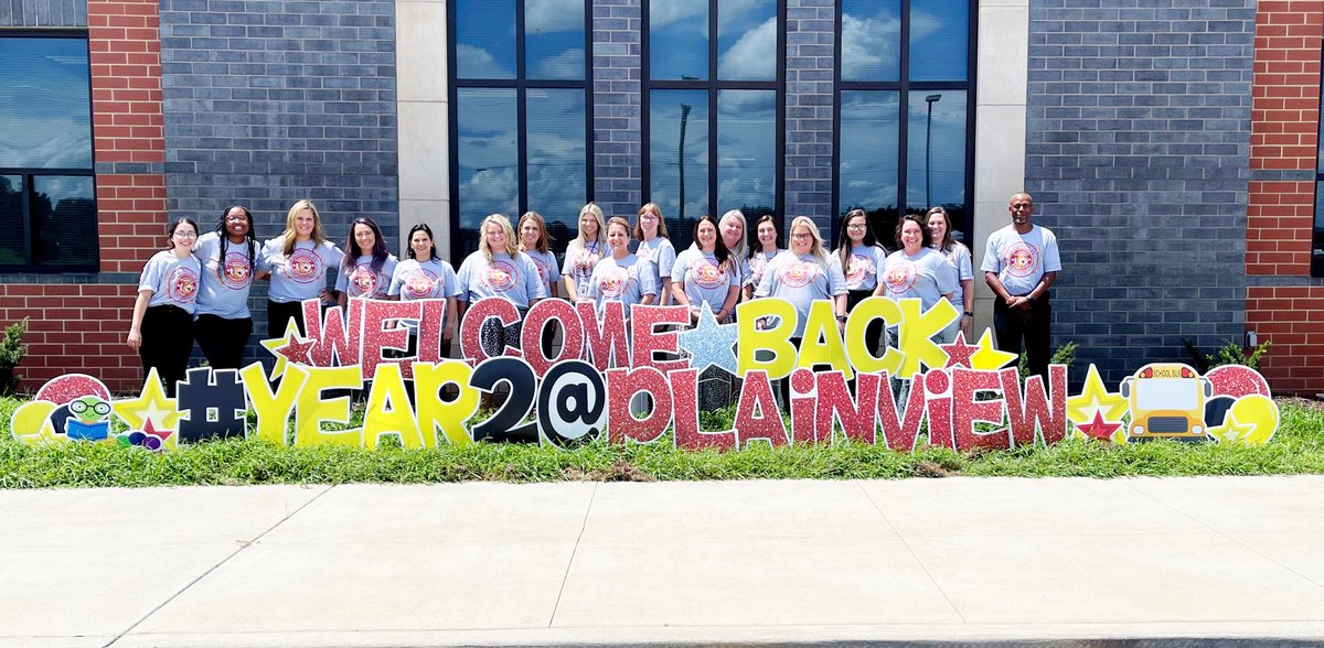 What an #otterlyAwesome group of Educational Assistants here <a href="/plainviewElem/">Plainview Elementary School</a> !  #year2atPlainview