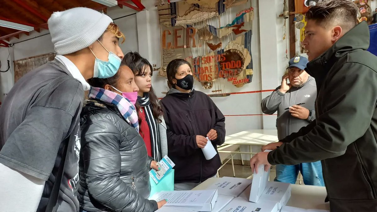 EducacionCyT's tweet photo. ➡️ Continuamos con la entrega de tablets del programa #MatanzaTecnológica. En esta ocasión las y los estudiantes de 4to año de la EES N°52 de #VirreyDelPino recibieron sus tablets.

👉 Este programa es una herramienta fundamental para el fortalecimiento de su aprendizaje. https://t.co/dmbtfKQHjt