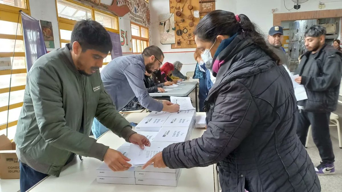 EducacionCyT's tweet photo. ➡️ Continuamos con la entrega de tablets del programa #MatanzaTecnológica. En esta ocasión las y los estudiantes de 4to año de la EES N°52 de #VirreyDelPino recibieron sus tablets.

👉 Este programa es una herramienta fundamental para el fortalecimiento de su aprendizaje. https://t.co/dmbtfKQHjt