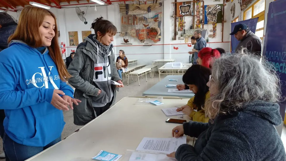 EducacionCyT's tweet photo. ➡️ Continuamos con la entrega de tablets del programa #MatanzaTecnológica. En esta ocasión las y los estudiantes de 4to año de la EES N°52 de #VirreyDelPino recibieron sus tablets.

👉 Este programa es una herramienta fundamental para el fortalecimiento de su aprendizaje. https://t.co/dmbtfKQHjt