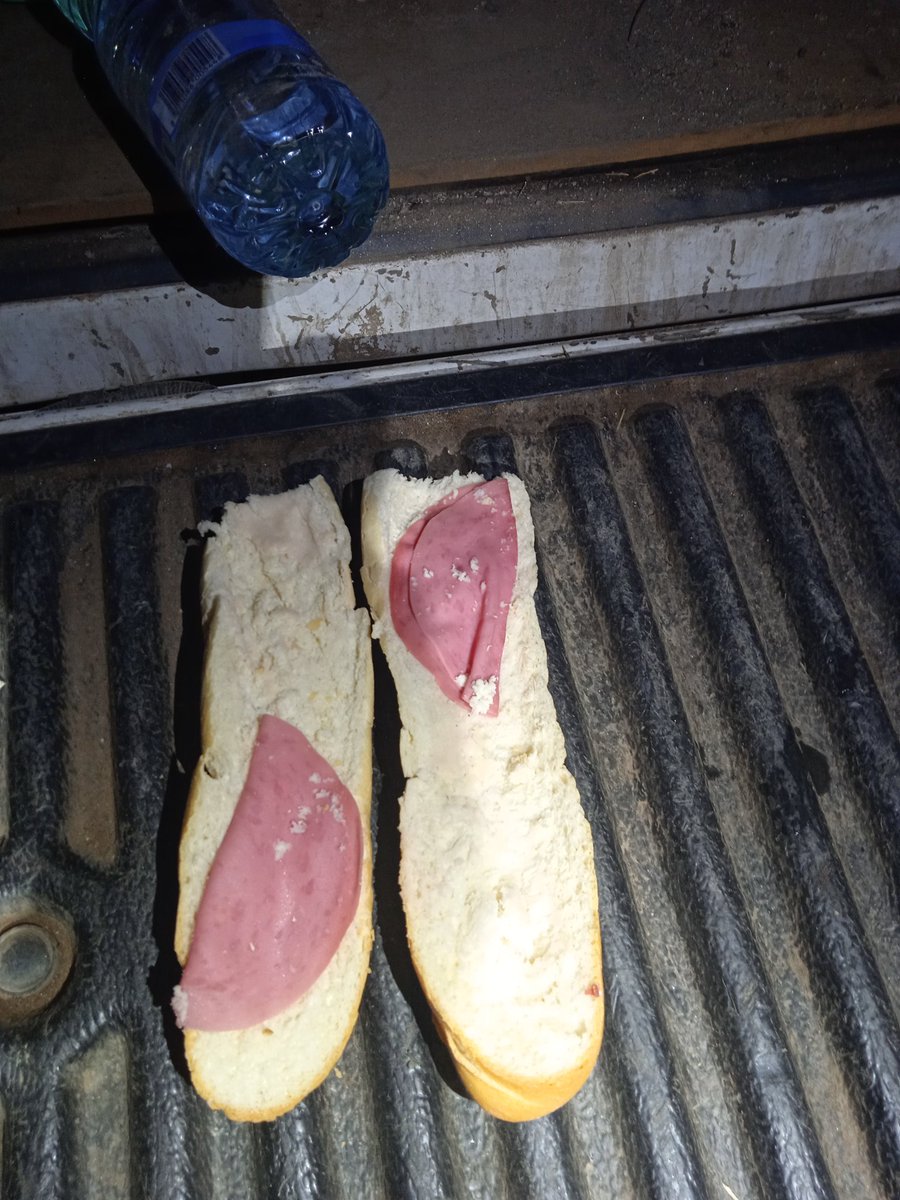Otra vez más como de costumbre, este es el bocadillo cena que nos dan en Santa Cruz del valle (Ávila)
Y el agua se puede hacer sopa con lo caliente que esta