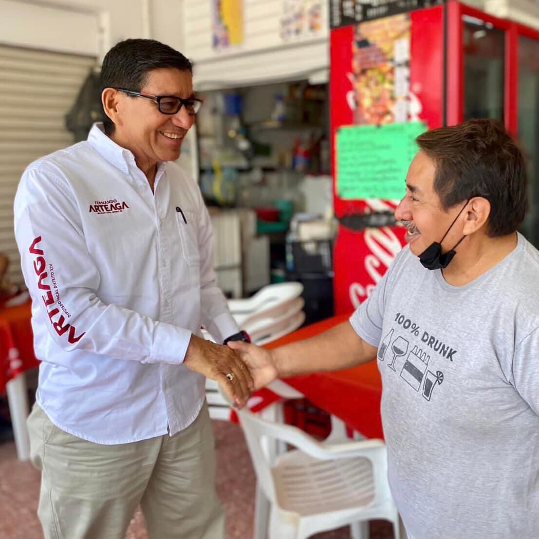 ArteagaAponteMX's tweet photo. ¡Que gusto coincidir con mi amigo Alfredo Santiago!
En el #MercadoZaragoza, con Alfredo, recordamos los tiempos cuando me tocaba venir a trabajar vendiendo huevos 🥚🥚. Ustedes saben amigos, que somos gente de trabajo.
#Veracruz #CompromisoPermanente https://t.co/b6PWXlvfU3
