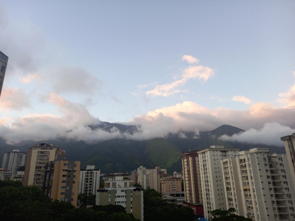 lixiuq's tweet photo. La Urbina, viernes 5 de Agosto, 6:50 pm https://t.co/7WV7lP05oD
