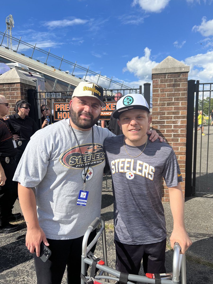 YexEffect's tweet image. Might be a lighting delay at #steelers Friday night lights, but still psyched to be able  to meet @Jerrythekid21