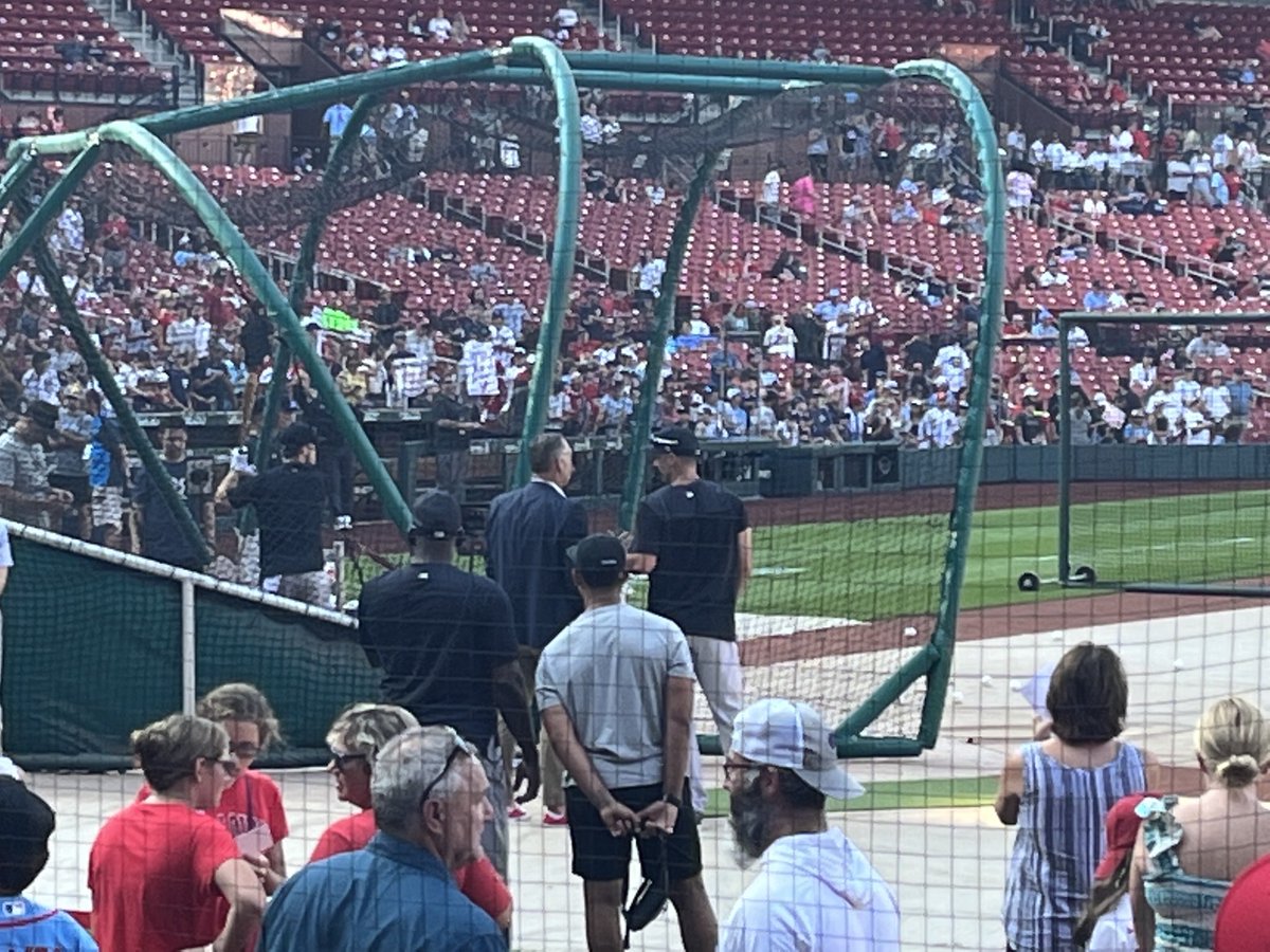 RexGray80's tweet image. Mo talking to ⁦@MattCarp13⁩ Right after he hit about 4 home runs in BP. #comebackking