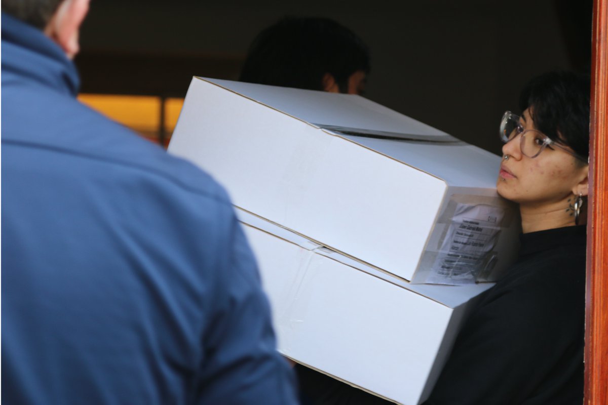 CIVIX_Chile's tweet photo. Gracias al trabajo de muchas personas podemos decir que despachamos todo el material de #VotoEstudiantil a las 16 regiones de 🇨🇱 Cientos de cajas que se tomaron cada espacio de la oficina y que empacamos de manera personalizada con mucho amor para ustedes y sus estudiantes 📦🤎 https://t.co/2OOTC5hUfL