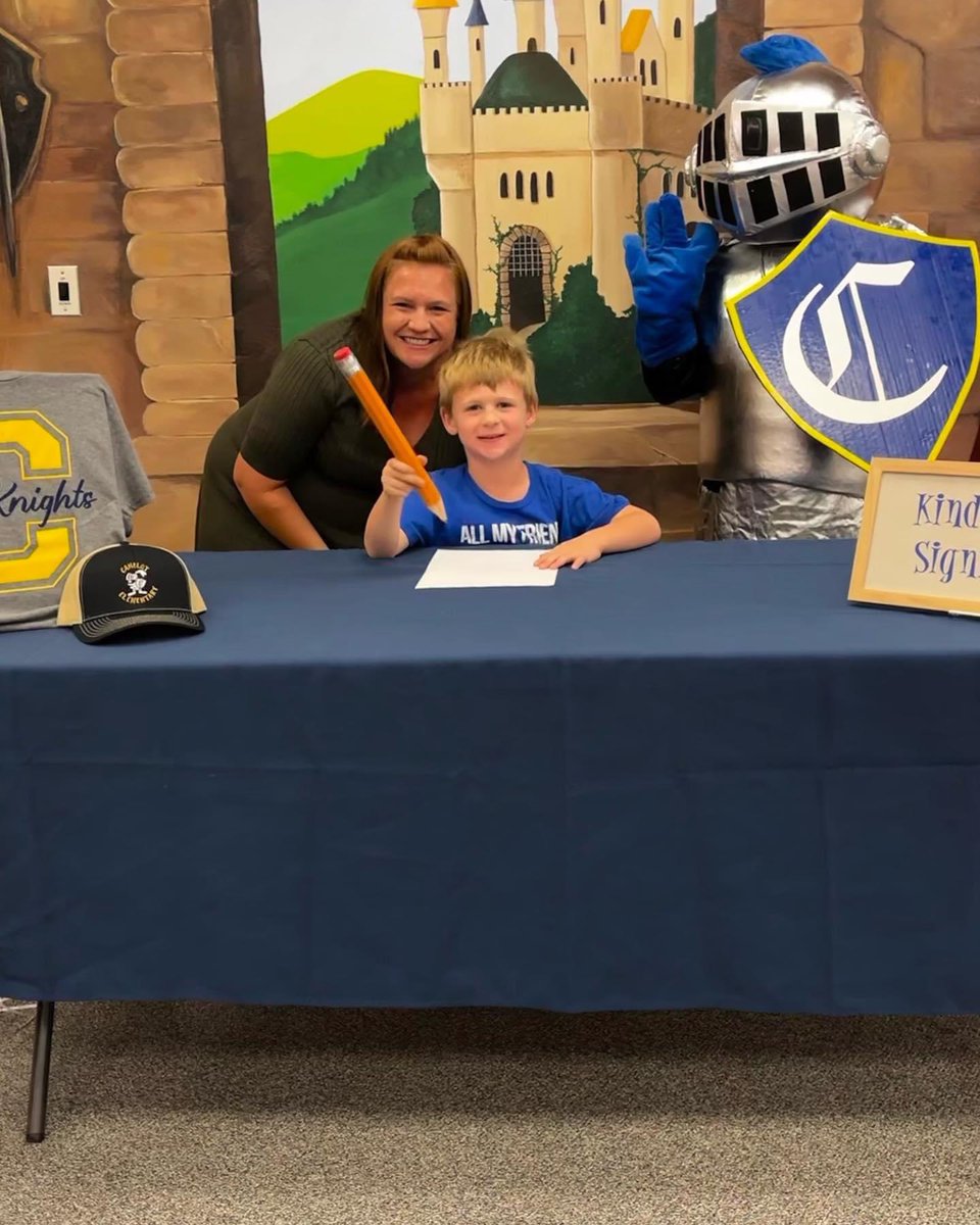 CamelotES_OCPS's tweet image. We loved seeing all of our Knights today at Orientation and Meet the Teacher.  Our  Kindergarteners enjoyed “Signing Day” as well! 😍 #ocpsmeanssuccess #camelotpta💙💛@MrsGordon95 @OCPSnews @OcpsEast @EleaseMillsOCPS