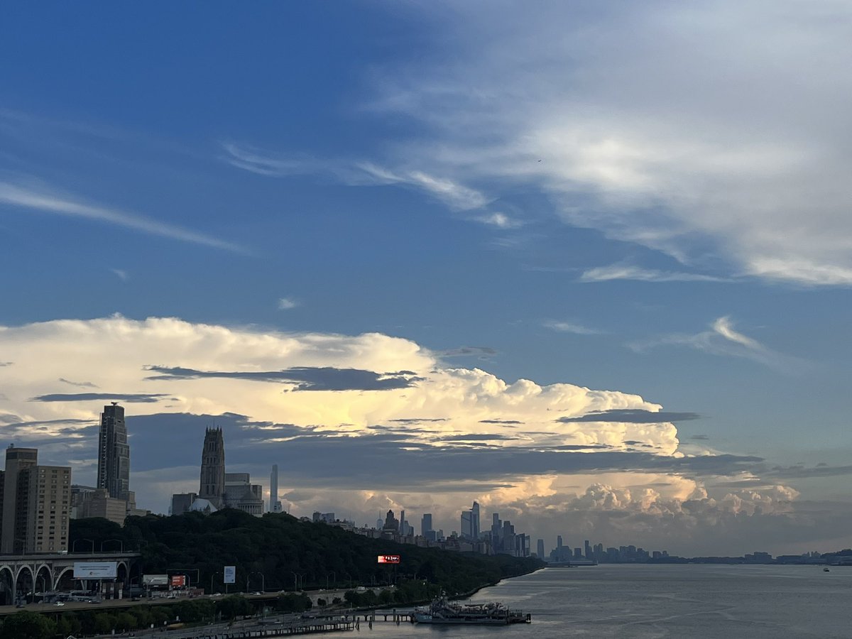 Great view from Harlem’s Riverbank State Park of a stationary/training severe thunderstorm currently producing flash flooding over east-central New Jersey #NYwx #NJwx