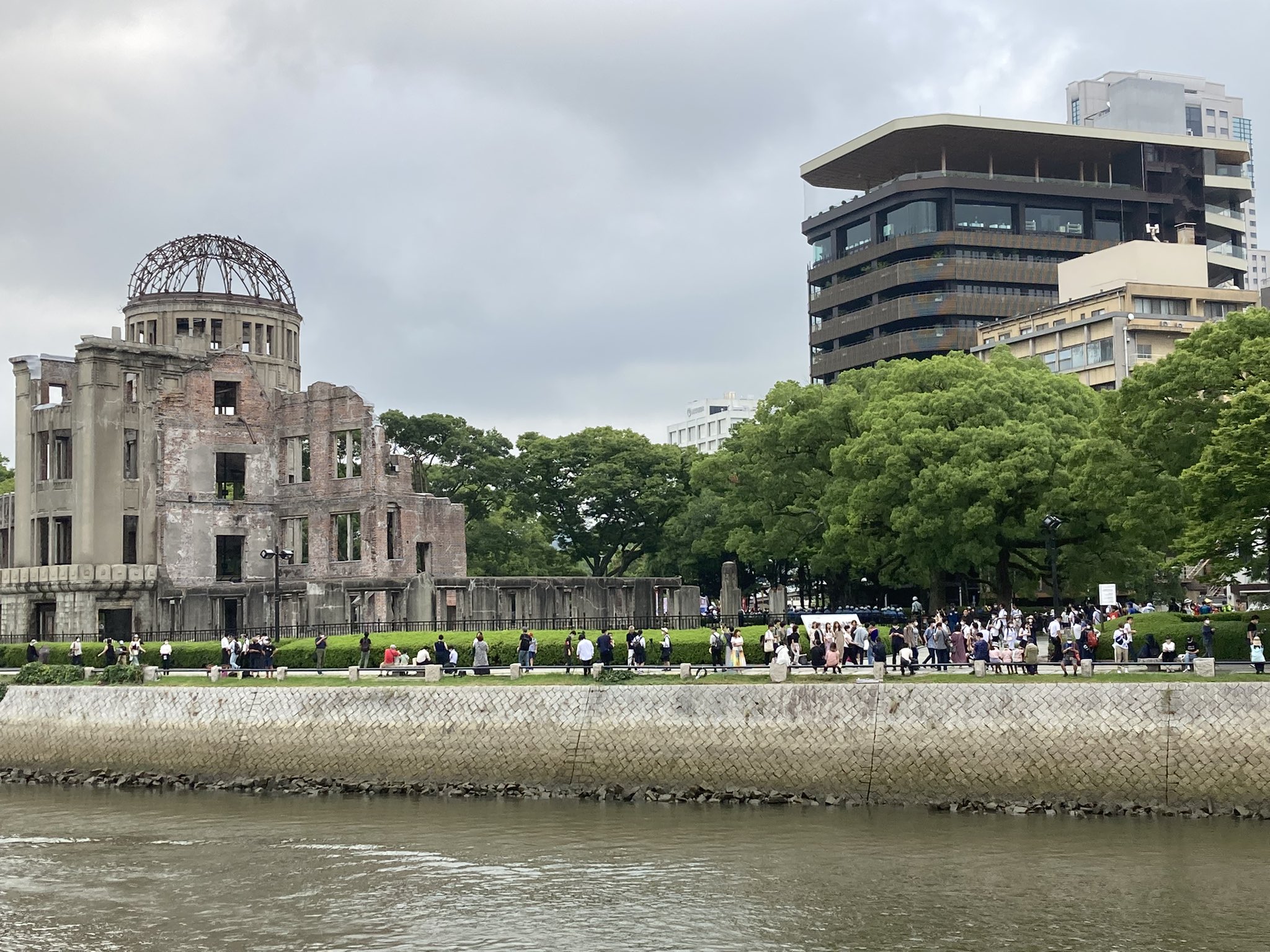 Hit 広島県観光連盟 公式 おはようございます 広島県は本日 被爆から77年目の原爆の日を迎えました 原爆投下75年は草木も生えぬとまで言われた広島の 今朝の風景です 恒久平和への祈りを込め 午前8時15分に黙祷を捧げます T Co