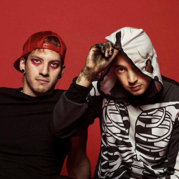 tracklist's tweet image. 🚨 twenty one pilots no Brasil! O duo fará shows no país em novembro, afirma o jornalista José Flesch.