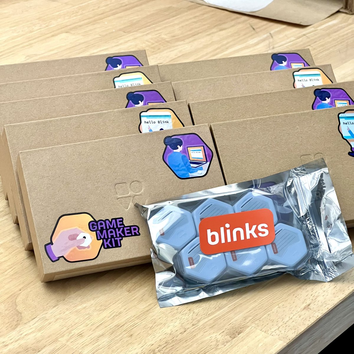 JonathanBobrow's tweet image. Wish I was at #gencon this weekend, instead we put together more Blinks Game Maker Kits and are giving a special future game maker discount of 40 big ones 😍 (DM for the code) @Move38inc