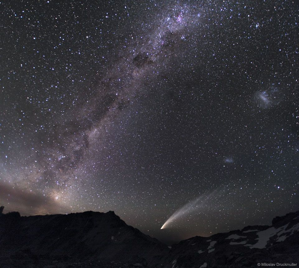 maximaxoo's tweet photo. #Space: three #galaxies (the #MilkyWay & both #MagellanicClouds) and a #comet (McNaught). #GoodMorning!
https://t.co/fLLnDvmnbg via @apod https://t.co/upLygc82Sd