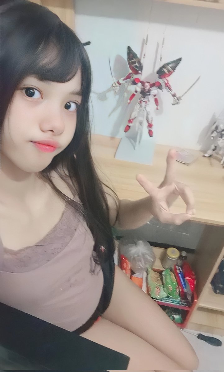 IrisiMawi's tweet photo. My new table is here! I love my table setup rn > . < Thank you very much to people who keeps purchasing my Photosets β€οΈ because of you guys i feel so motivated doing all tasks my incoming schoolworks and editing my cosplay.
#offcosplay #gunpla #gundam #gunplacollection #plamo https://t.co/uz8COGjorG
