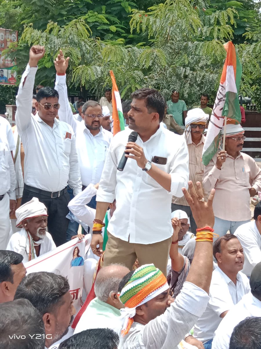 VarunNSUI's tweet photo. तुम जुल्म करते रहो, हमारा इंकलाब बढ़ता रहेगा..... https://t.co/a4TfKUEeb0