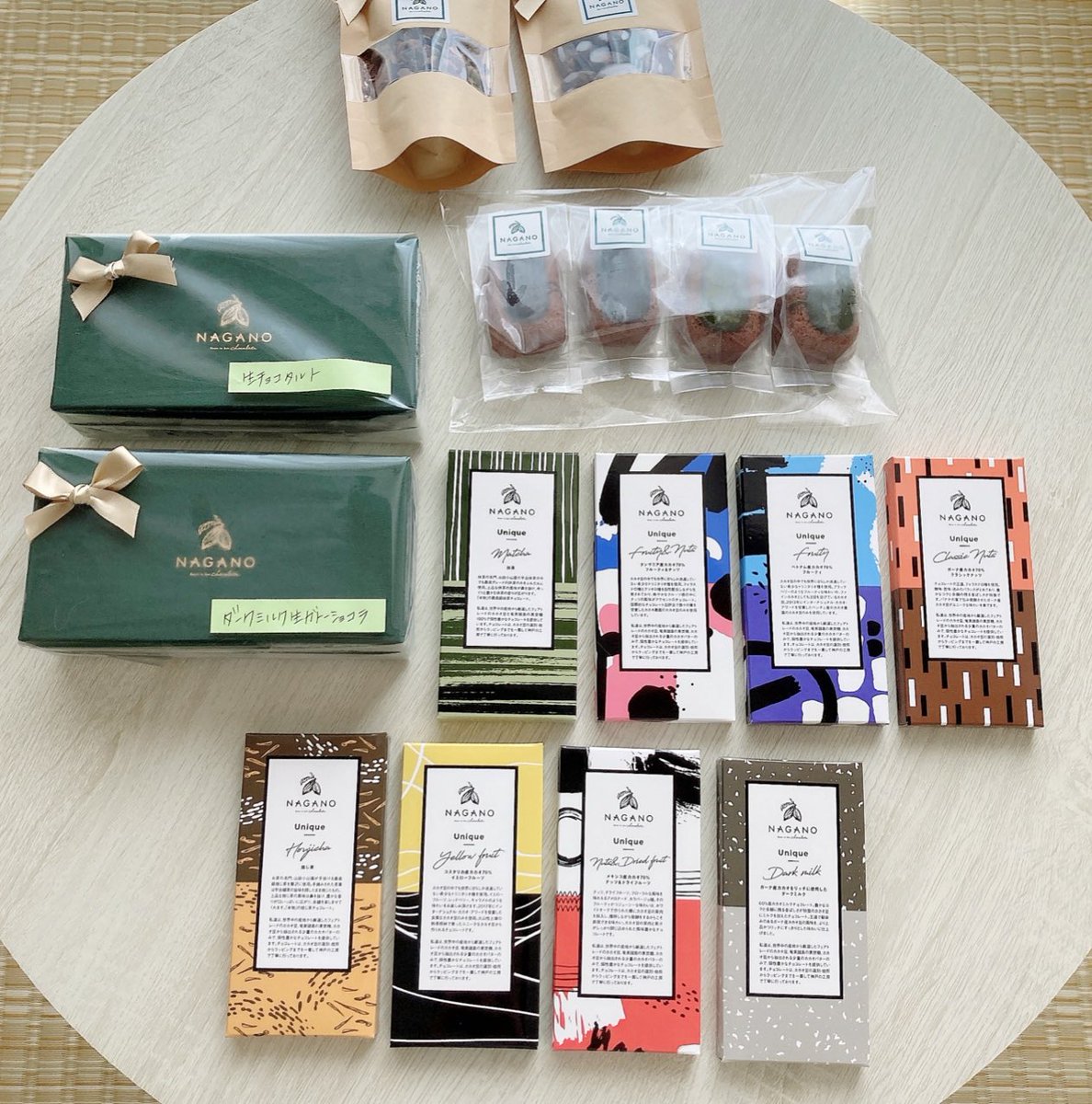Lindt_exce's tweet photo. ビーントゥバーNAGANO
長野さんからお菓子がいっぱい届きました🍫
ティグレはまだ試作段階との事ですが
ずっしりと存在感があり、味も濃くてとても印象に残る逸品！
ごちそうさまでした😊 https://t.co/DEj9tMuJZE