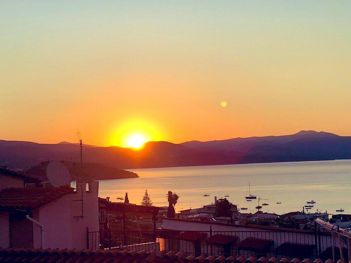 VickyKarg's tweet photo. Sunrise 🌅 🇬🇷 https://t.co/QpK4fLT0T8
