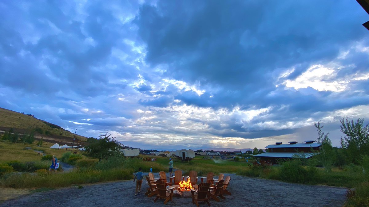 brianwusa's tweet photo. Great dinner and views, #CampFireGrill #GardenCity #BearLakeUt #Raspberrydays #rain @StormHour @Gobearlake https://t.co/i5j2EgJTZl
